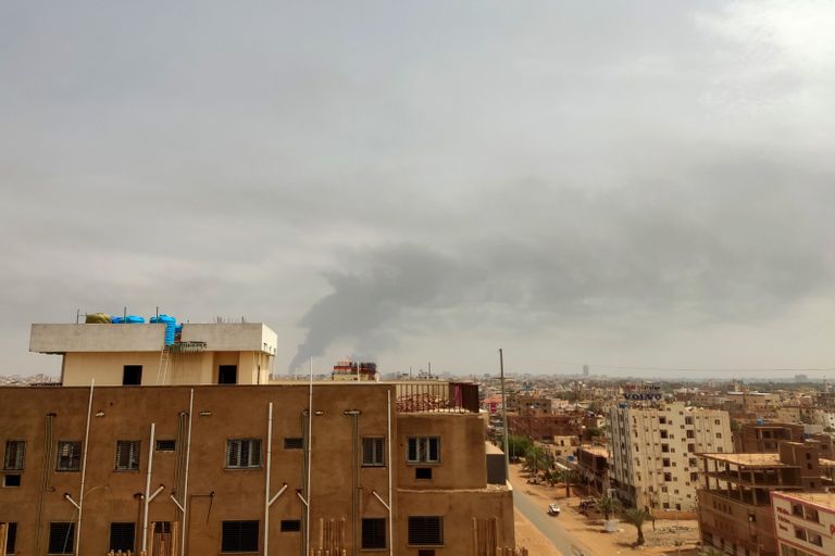 فتى سوداني قرب أنقاض منزله المدمر جنوب الخرطوم