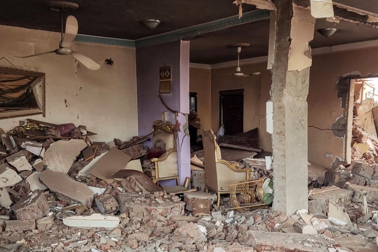 فتى سوداني قرب أنقاض منزله المدمر جنوب الخرطوم