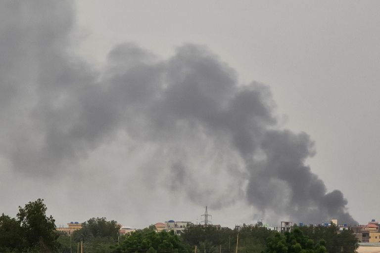 فتى سوداني قرب أنقاض منزله المدمر جنوب الخرطوم