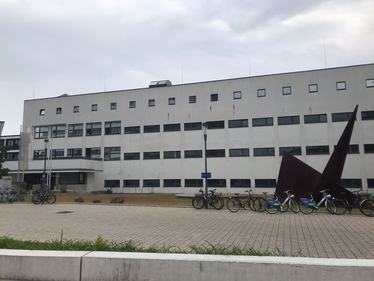 طابور من الحضور يترقب الدخول للمشاركة