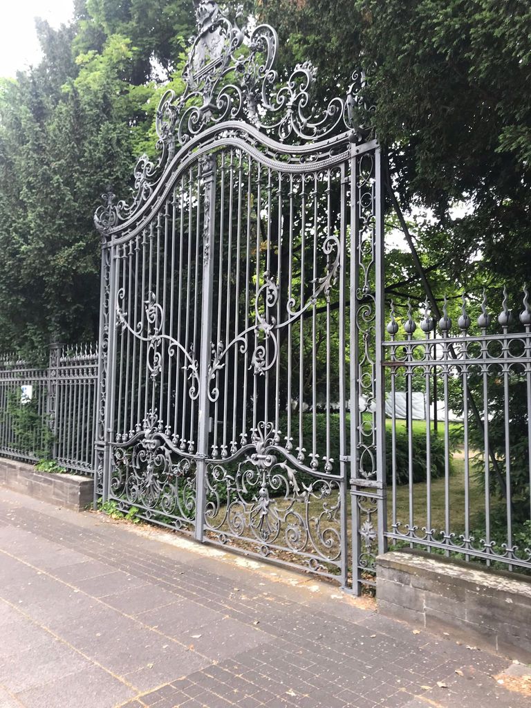 طابور من الحضور يترقب الدخول للمشاركة