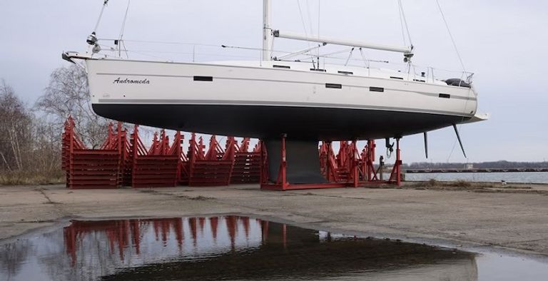 القارب الذي استخدم في تنفيذ الهجوم