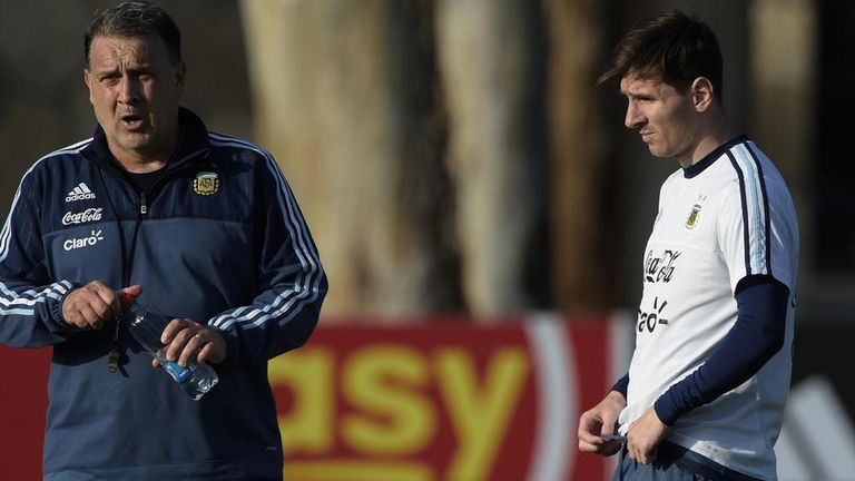 ليونيل ميسي وتاتا مارتينو ليونيل ميسي نجم باريس سان جيرمان