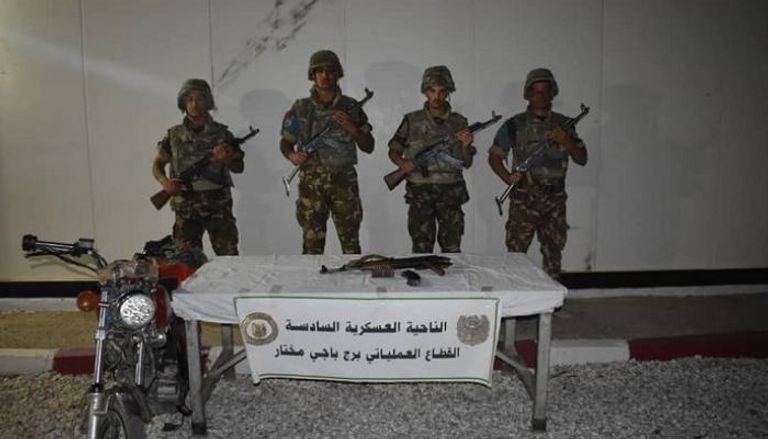 جنود جزائريون مع سلاح ناري ضمن المضبوطات
