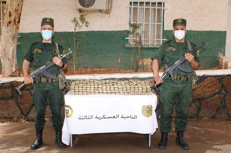 جنديان جزائريان مع بعض المضبوطات