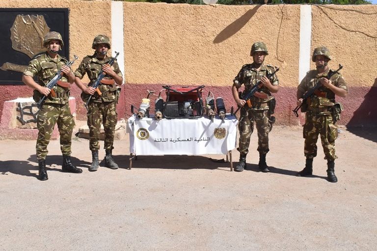 جنود جزائريون مع بعض المضبوطات