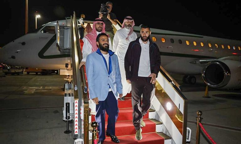 لحظة وصول كريم بنزيما كريم بنزيما بعد الوصول للمملكة العربية السعودية