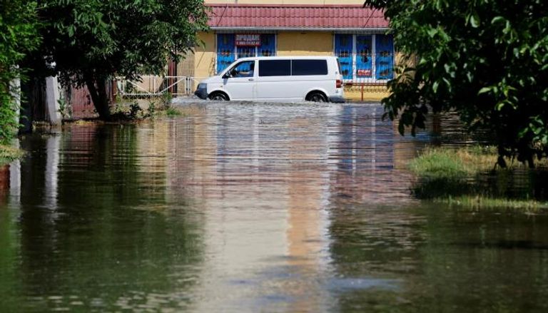 بلدة نوفا كاخوفكا غارقة في المياه بعد انهيار السد