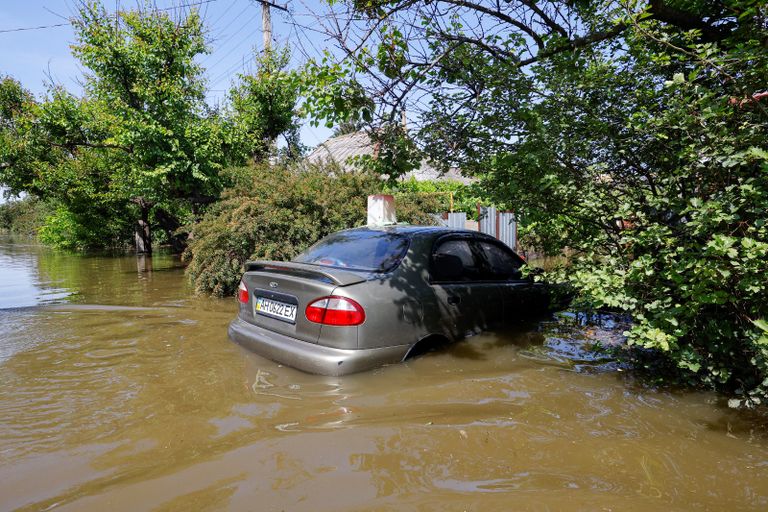 بلدة نوفا كاخوفكا غارقة في المياه بعد انهيار السد