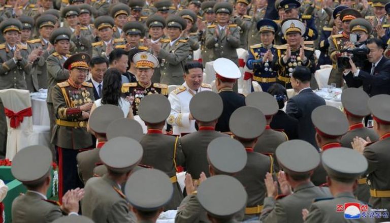 كيم جونغ أون وسط قادة الجيش