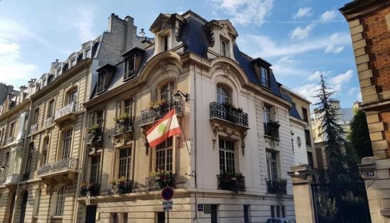 علم لبنان فوق سفارته بفرنسا