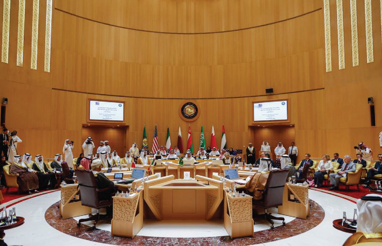 وزراء خارجية دول الخليج ورئيس مجلس التعاون مع بلينكن أثناء اجتماعهم بالرياض