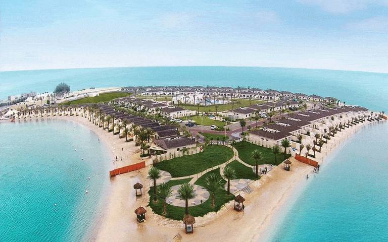 شاطئ نصف القمر أحد أفضل الشواطئ في الدمام السياحة في الدمام.. جولات سياحية وأماكن مفضلة للعائلات