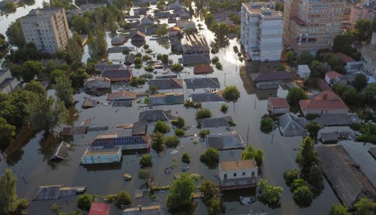 مياه الفيضان الناتج عن انهيار السد تغمر المنازل