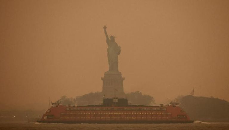 دخان غابات كندا يغطي سماء نيويورك 
