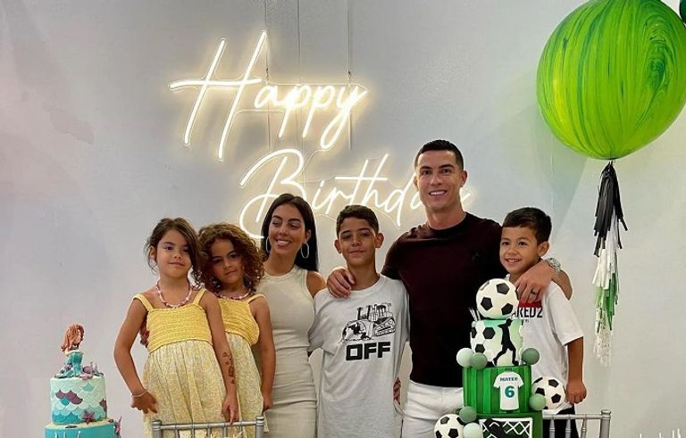 رونالدو وعائلته جورجينا رودريغيز وكريستيانو رونالدو أمام عدسات الإعلام