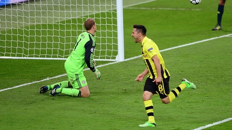 غوندوغان يحتفل بهز شباك مانويل نوير في نهائي 2013 إلكاي غوندوغان رجل مانشستر سيتي الحاسم