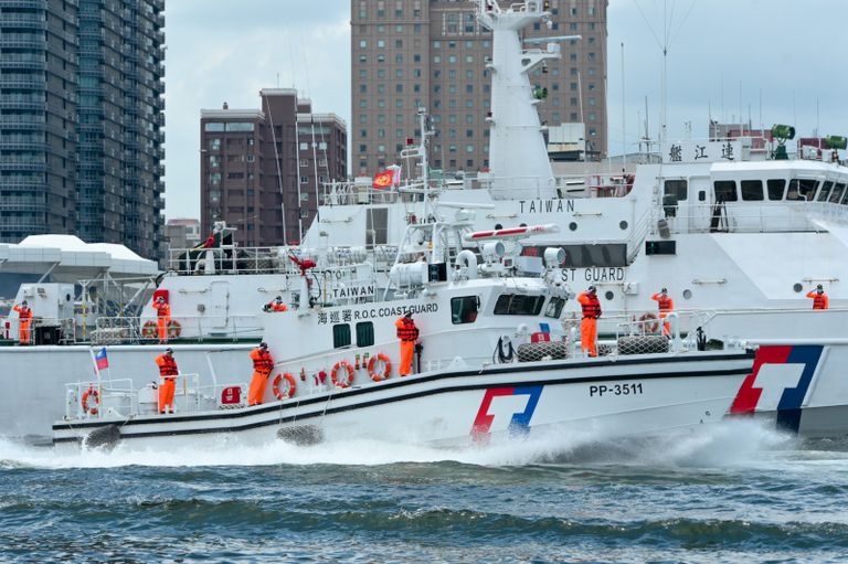 القوات الخاصة التايوانية تدخل حاوية خلال المناورة