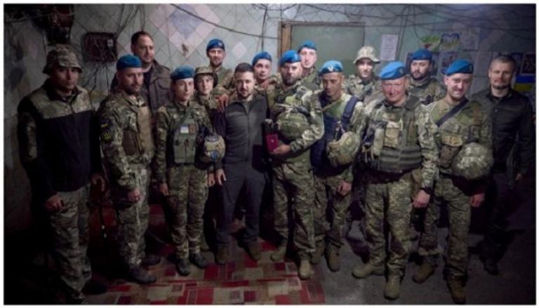 الرئيس الأوكراني فولوديمير زيلينسكي وسط الجنود