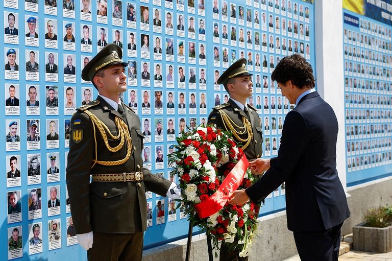 الرئيس الأوكراني فولوديمير زيلينسكي وسط الجنود