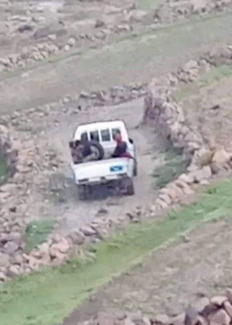 دورية حوثية تقل عددا من عناصر المليشيات - أرشيفية