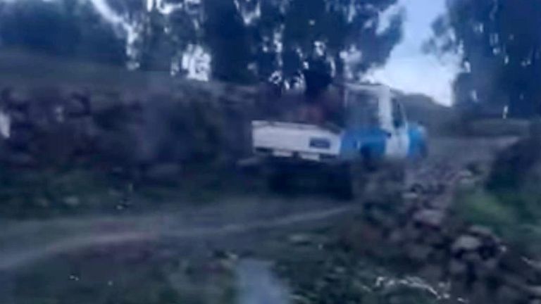 دورية حوثية تقل عددا من عناصر المليشيات - أرشيفية