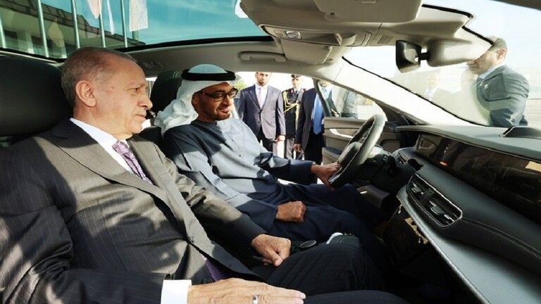 الشيخ محمد بن زايد آل نهيان يقود سيارة 