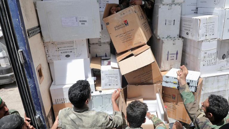 قوات الحزام الأمني في اليمن أثناء تفتيش الشاحنة المشتبه بها عنصر من قوات الحزام الأمني في اليمن يستعرض المضبوطات