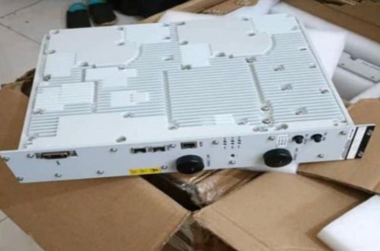 جهاز مضبوط يستخدم في توجيه الطائرات المسيرة عنصر من قوات الحزام الأمني في اليمن يستعرض المضبوطات