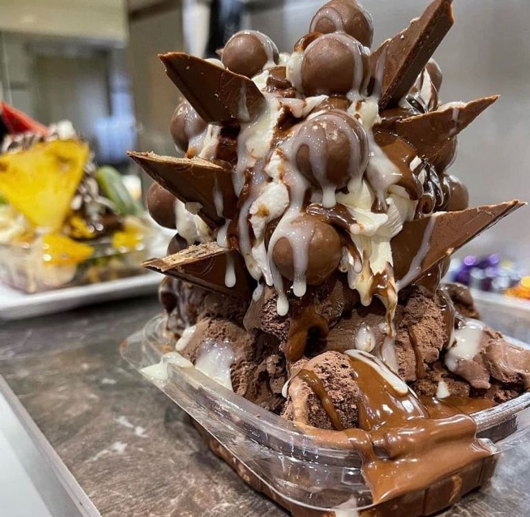 حلوى "شوكولا مو" الإعلامية اللبنانية نضال الأحمدية