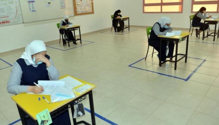 طالبات يؤدين امتحانات الثانوية العامة في الكويت