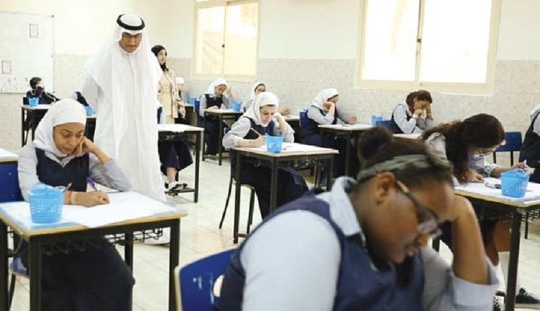 طالبات يؤدين امتحانات الثانوية العامة في الكويت