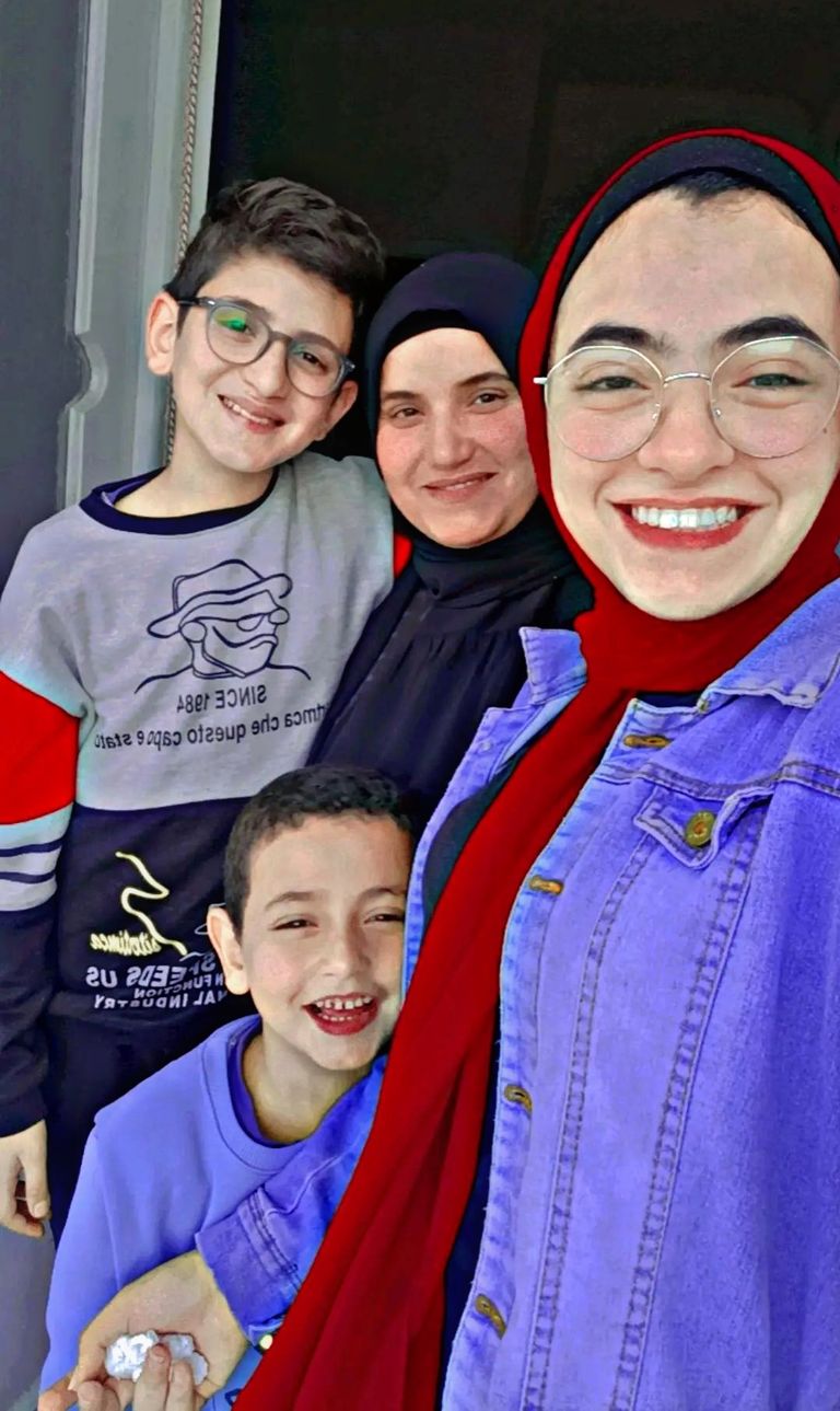 منة الله عماد وأسرتها