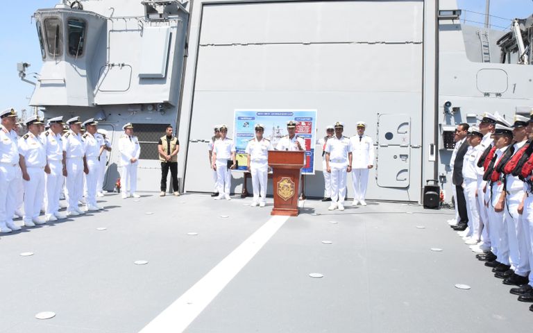 قائد القوات البحرية المصرية يلقي كلمة خلال الاحتفال الفرقاطة