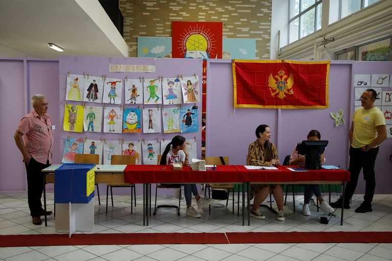 أوائل المصوتين في الجبل الأسود بعد فتح صناديق الاقتراع - رويترز