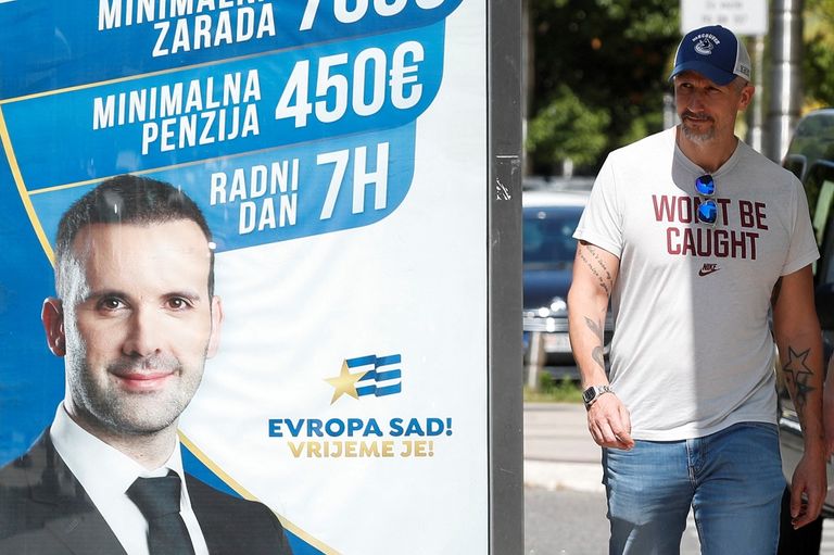 أوائل المصوتين في الجبل الأسود بعد فتح صناديق الاقتراع - رويترز