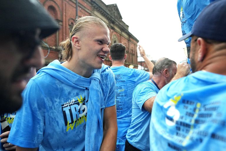 حافلة مانشستر سيتي للاحتفال بالثلاثية