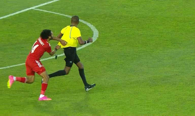 حسين الشحات حسين الشحات لاعب الأهلي يحصل على بطاقة صفراء