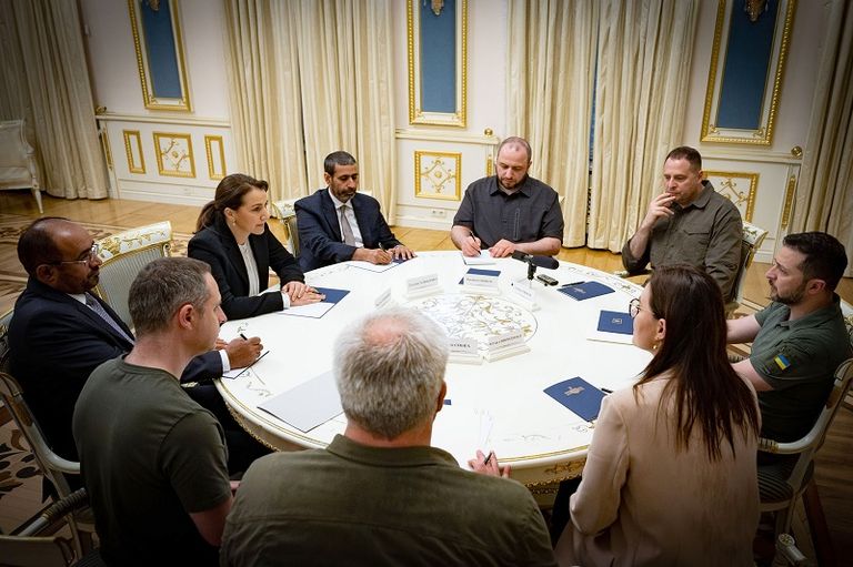 جانب من اجتماع مريم بنت محمد المهيري وأولينا زيلينسكا حرم الرئيس الأوكراني