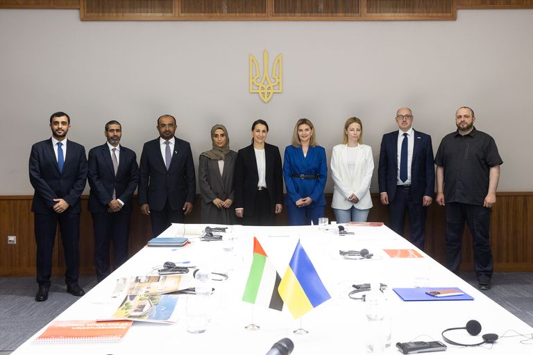 مريم المهيري أثناء لقاء زيلينسكي (مواقع التواصل)