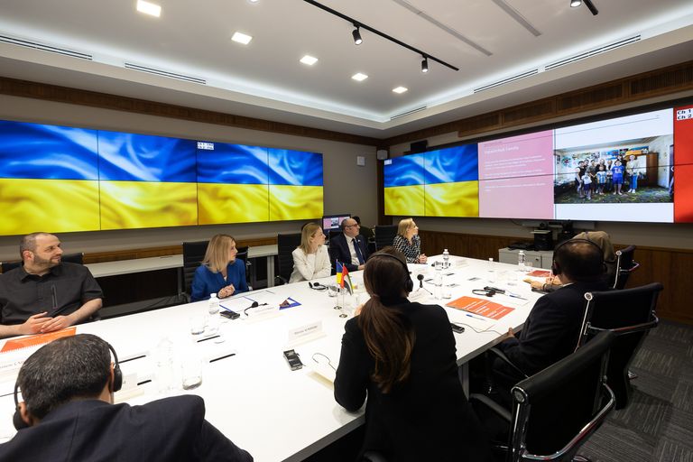 مريم المهيري أثناء لقاء زيلينسكي (مواقع التواصل)