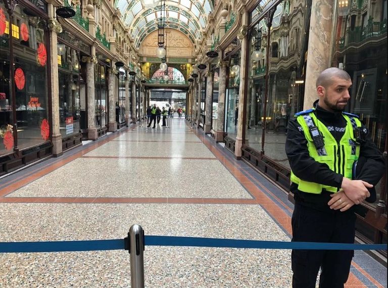 الشرطة أمام المتجر المسروق