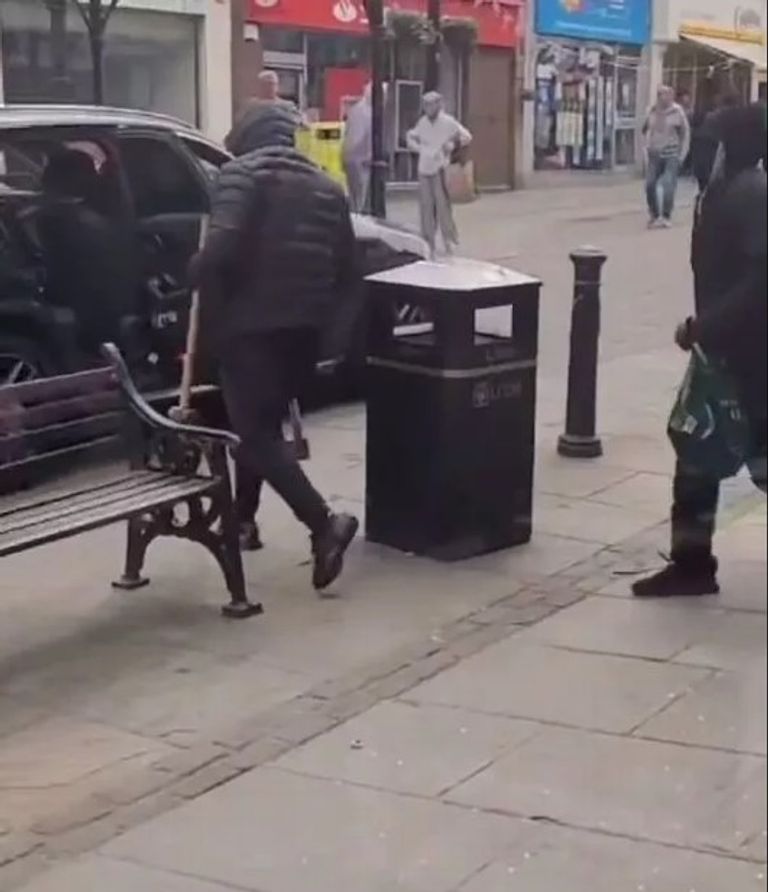 الشرطة أمام المتجر المسروق