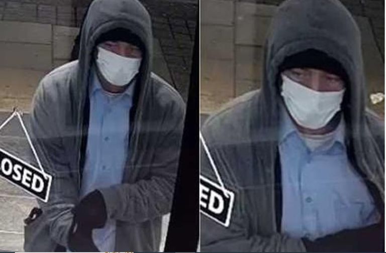 الشرطة أمام المتجر المسروق