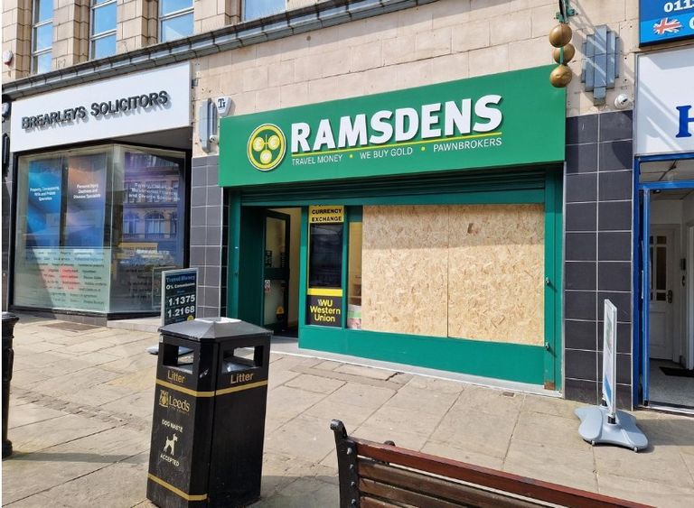 الشرطة أمام المتجر المسروق