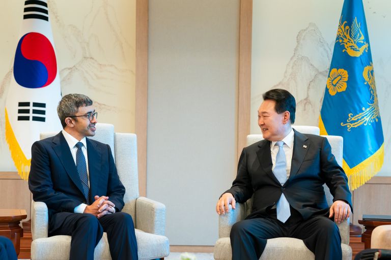 الرئيس الكوري الجنوبي يستقبل الشيخ عبد الله بن زايد آل نهيان الرئيس الكوري الجنوبي يستقبل الشيخ عبدالله بن زايد آل نهيان