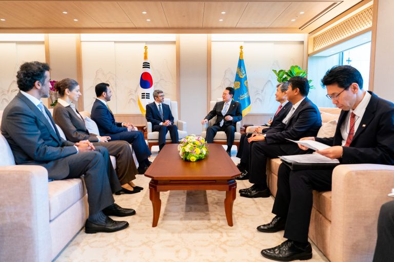 جانب من المباحثات الرئيس الكوري الجنوبي يستقبل الشيخ عبدالله بن زايد آل نهيان