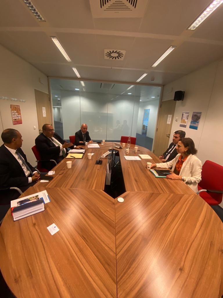 الدكتور محيي الدين مع عددٍ من المسؤولين الأوروبيين