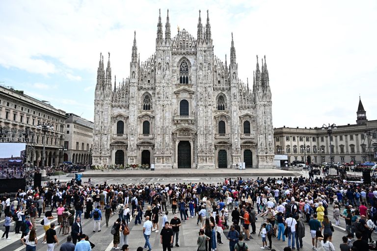 صورة سيلفيو برلسكوني تحت أروقة كاتدرائية في ميلانو