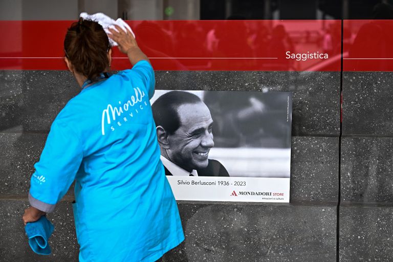 صورة سيلفيو برلسكوني تحت أروقة كاتدرائية في ميلانو